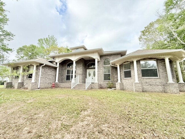 Building Photo - Custom-Built 3-Bedroom Home