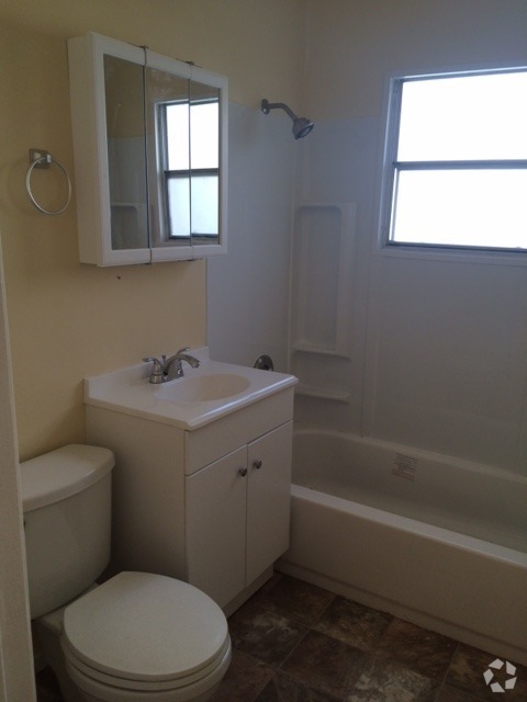 Building Photo - 1/2 OFF FIRST MONTH'S RENT ! BEAUTIFUL UNI... Unit 02 Rental