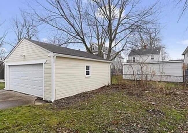 Back yard and garage - 2211 Eldred Ave Unit Eldred Lower