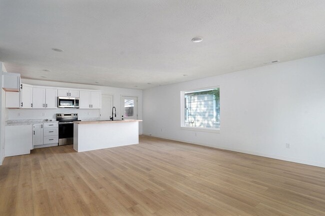 Building Photo - College students welcome! Brand new 3 bedr...