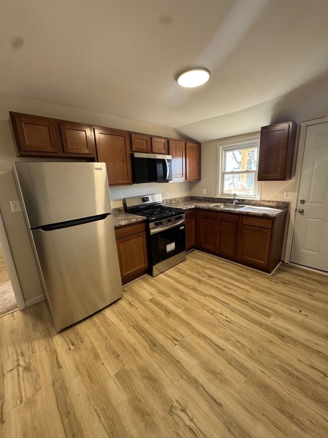 Building Photo - Now Accepting 525 Credit | Half First Month + Last Month Rent Unit C2