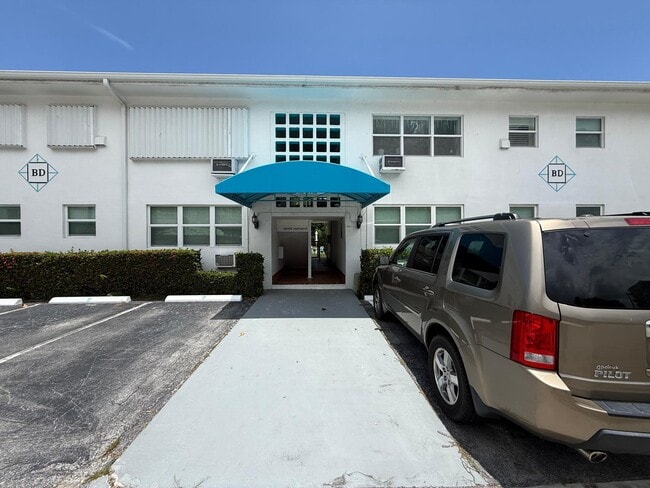 Building Photo - 700 Antioch Ave Unit 9