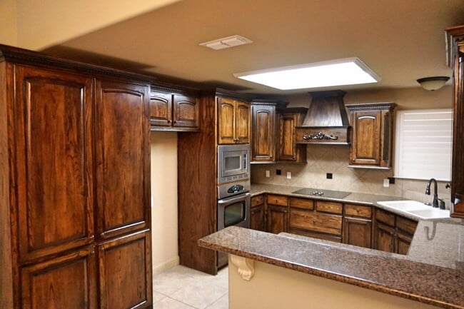 Photo - Beautiful Spacious Home Located In Regal Park!