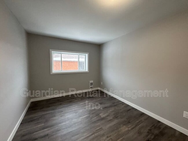 Photo - 215 Langworthy St Unit 7