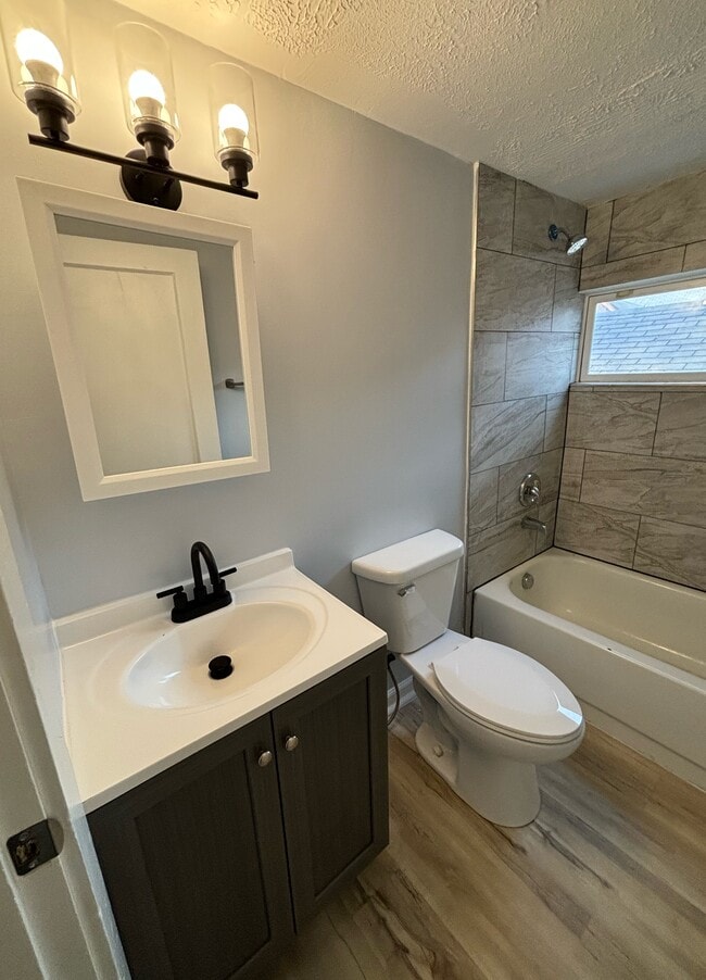 Building Photo - 1187 Simmons Ave Unit 2 Rental