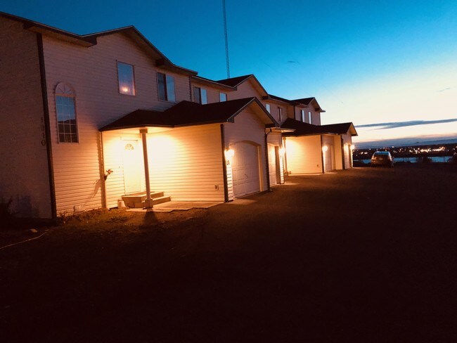 Exterior de noche 1 - 1310 Skyline S Dr