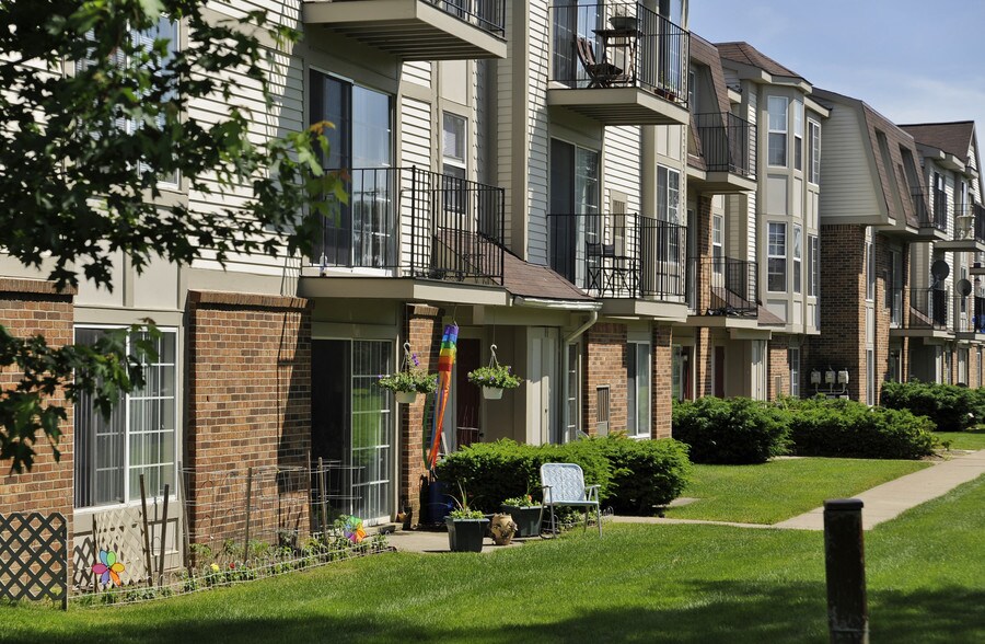 Bristol Square and Golden Gate Apartments For Rent in Wixom, MI