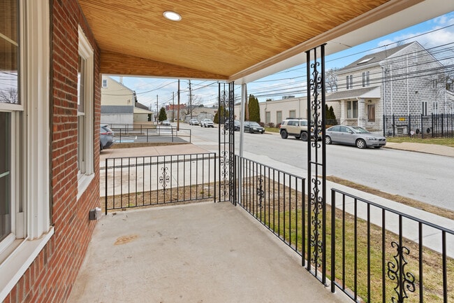 Photo - 731 E Elm St