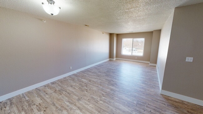 Living/Dining Room - Ridgeland Park Apartments in York