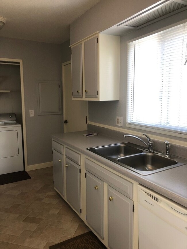 Photo - Large 3 Bedroom, 1 Bath Ranch Style Home in South Loveland, CO