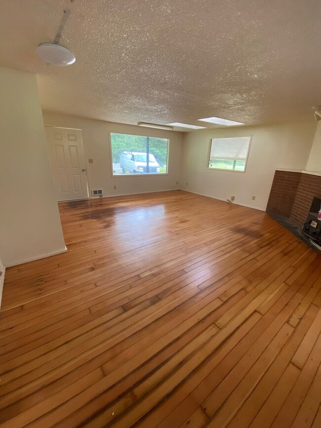 Photo - 2 Bedroom 1 bath with carport and yard