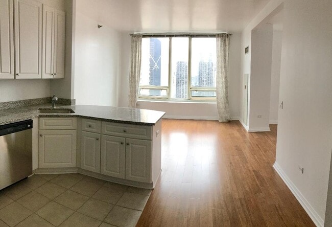 Photo - 33 W Ontario St