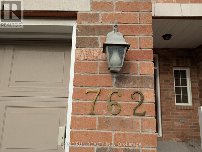 Photo - 762 Bowercrest Crescent