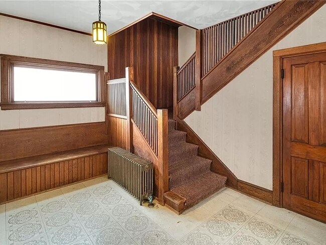 Photo - 208 Farm St