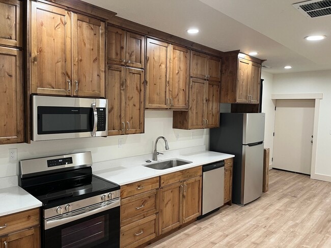 Building Photo - 818 W Mnr Crst Ln