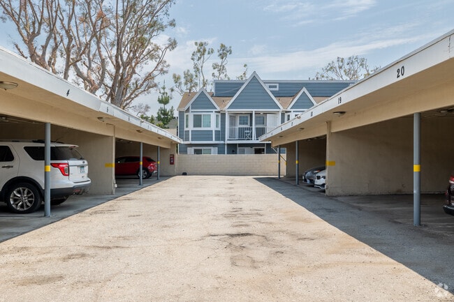 Estacionamiento - 822 N. Inglewood Ave