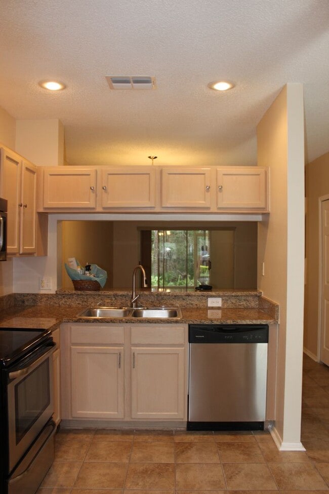 Photo - Beautiful 2 Bedroom, 2.5 Bath Townhome in Private Gated Community Of Hunter's Key In New Tampa