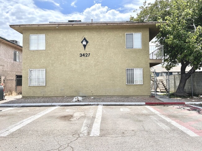 Photo - HIVE SUMMER MOVE-IN SPECIAL: DOWNSTAIRS CONDO | RECENLY REHABBED 2 BEDROOM 1 BATH | ACROSS FROM C... Unidad #B