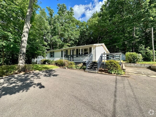 Building Photo - Lovely 3 bedroom/2 bathroom fully furnishe... Rental