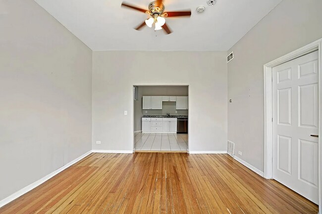 Charming 2-Bed Oasis on Augusta Blvd: Your Perfect Urban Retreat in Chicago!