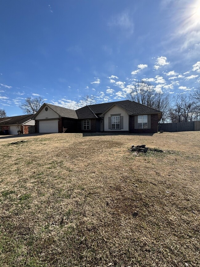 Building Photo - 8812 Skypark Dr