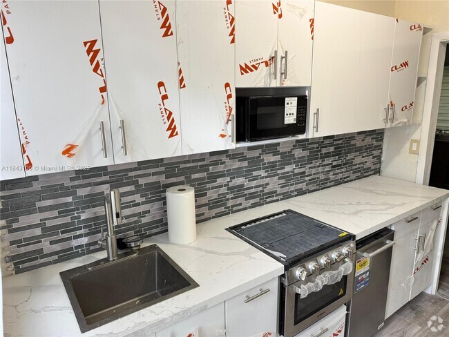 Building Photo - 4730 Pine Tree Dr Unit 18 Rental