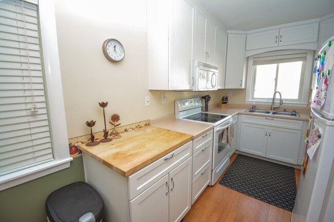 Photo - Bright & beautiful home at the end of a quiet cul de sac