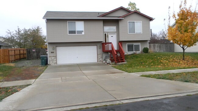 Building Photo - SPLIT-LEVEL HOUSE ON STEPHANIE STREET (P#460)