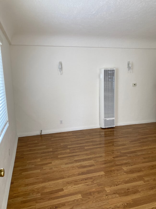 Living Room - 934 W 9th St Unit 934 W. 9th St.