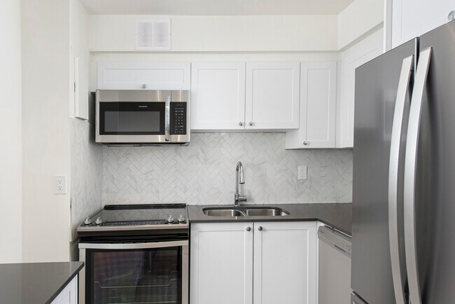 Photo - 120 Dundas St E