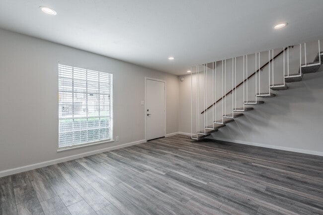 Photo - 2121 Fountain View Dr