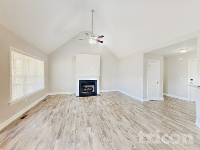 Photo - 335 Oxfordshire Dr