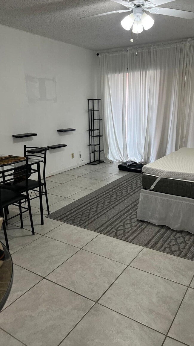 Photo - 642 NW 13th St Unidad 32