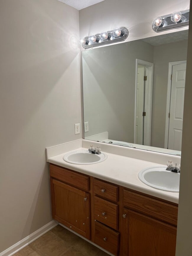 Adorable 3 Bedroom, 2 1/2 Bath - Adorable 3 Bedroom, 2 1/2 Bath House