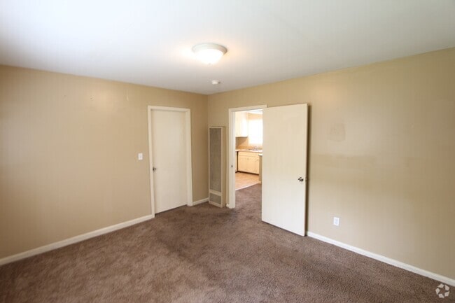 Building Photo - 3 Bedroom 1 Bath PLUS Large Den - New On T... Rental