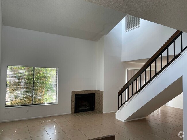 Building Photo - Charming 3 Bedroom/ 2.5 Bath Town Home for...