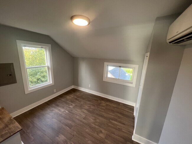 Photo - 305 Calistoga St W