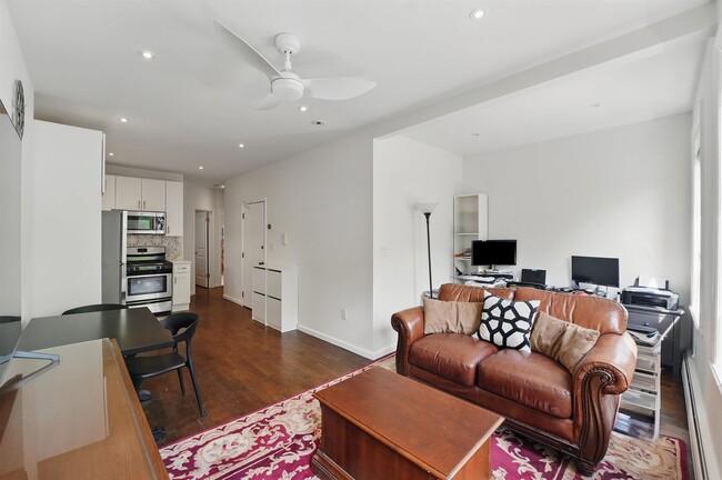 Photo - 242 6th St Unidad 2 Rental