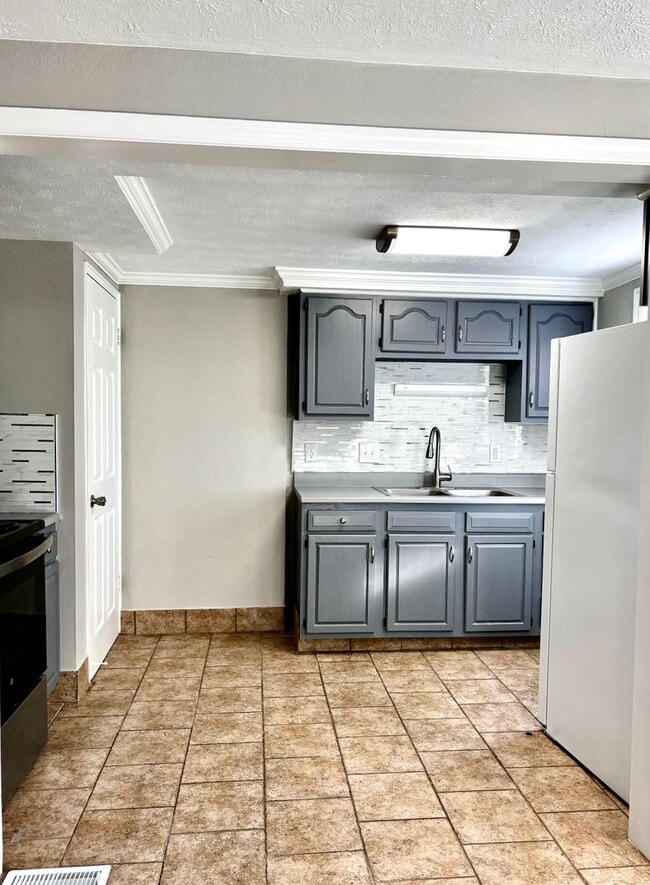 Photo - Spacious 3-Bed Townhome with Garage in Day...