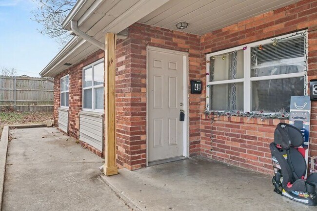 Building Photo - 704 W Oak St