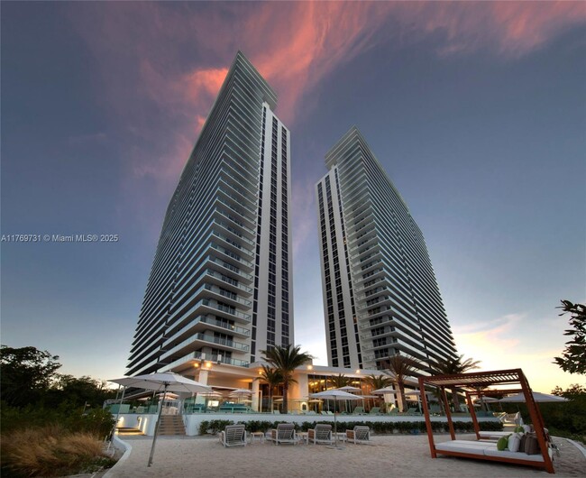 Building Photo - 16385 Biscayne Blvd Rental