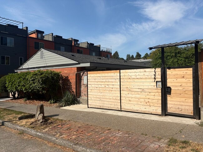 Building Photo - 7327 38th Ave NE Unit 1