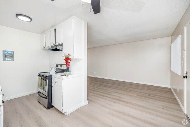 1BR, 1BA - 640SF - Kitchen