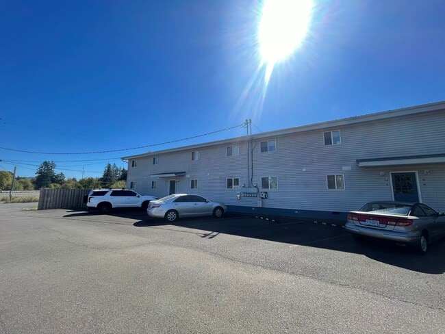 Building Photo - Large 2 Bedroom over looking the Golf Course! Unit #12
