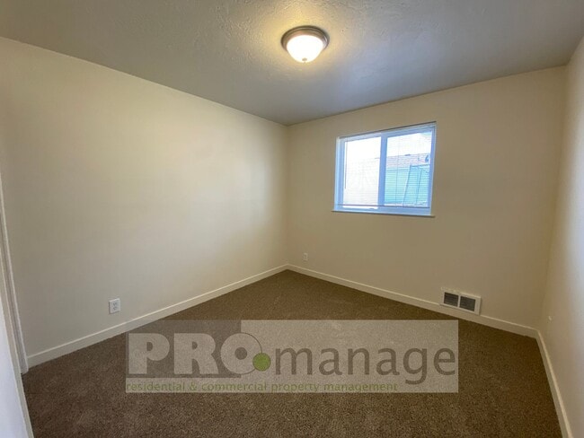Photo - 3 Bed, 1 Bath Apartment w/ 1-Car Garage - Idaho Falls Unit 2185 #3