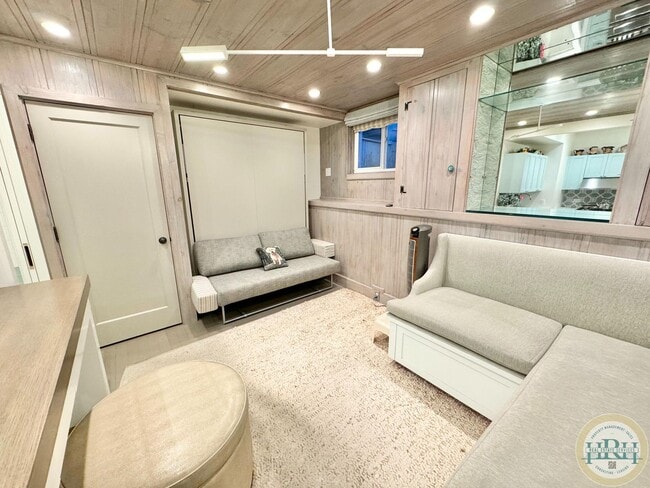 Stunner! Gorgeous Studio Unit in the heart... - Stunner! Gorgeous Studio Apartment Unit in the heart... Unit 1262 1/2