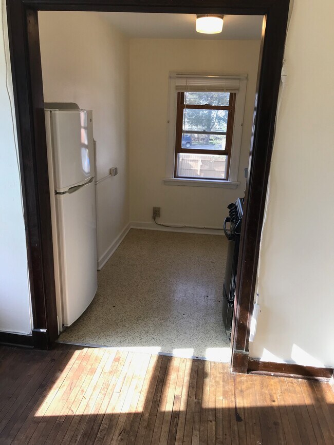 kitchen - 3226 Milwaukee St Unit 2