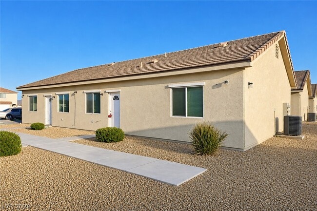 Building Photo - 1121 Sixshooter Ave