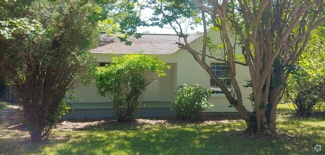 Building Photo - Bright, newly painted  2-3 Bed, 2 Bath Hom... Rental