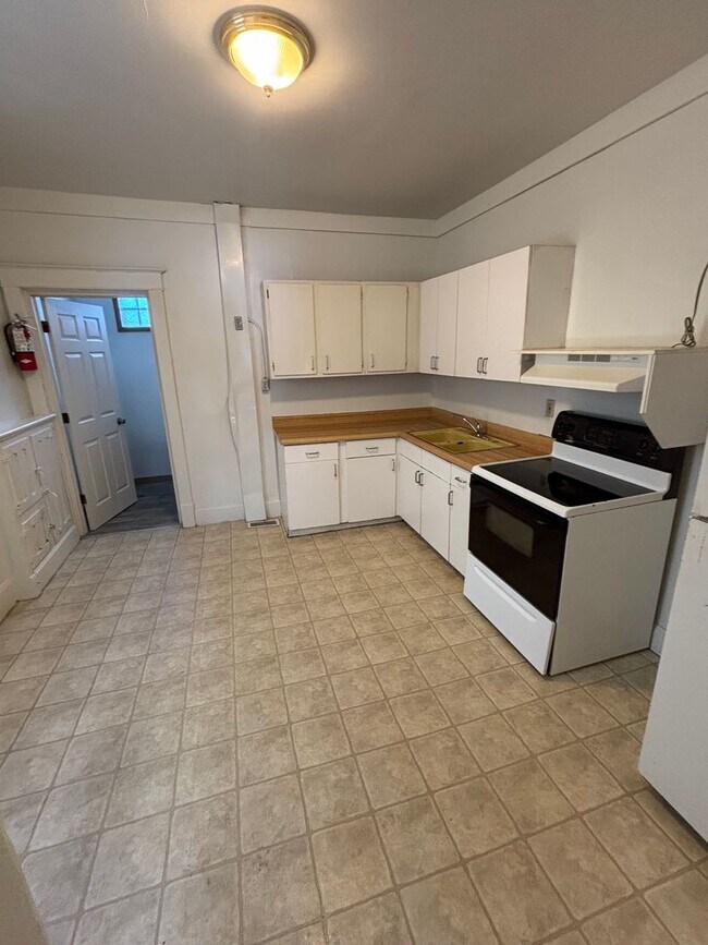 Photo - 128 E Davenport St Unit 128-02 (Lower)